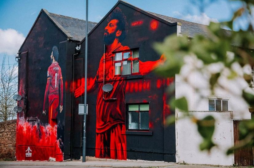 Liverpool – Hommage des supporters à Mo Salah : Une fresque immortalise deux de ses emblématiques célébrations