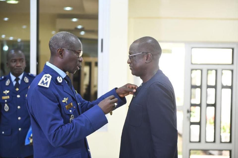 Mouhamadou Moustapha Ba décoré par le haut commandant de la gendarmerie