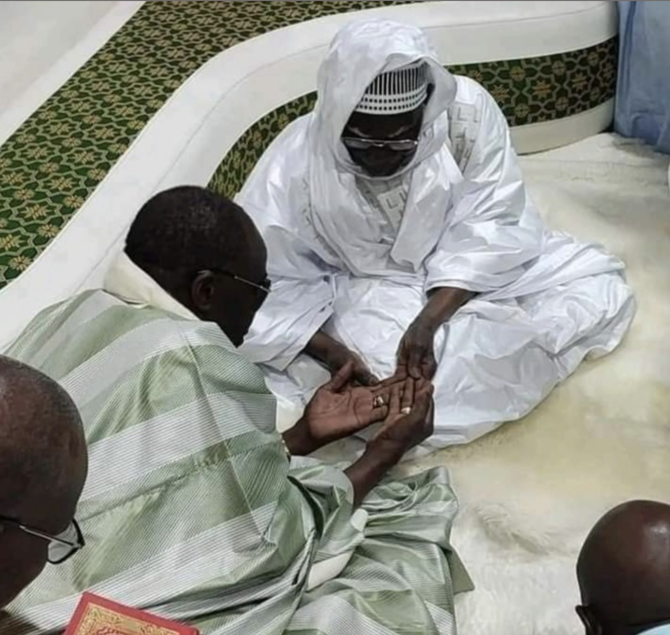 Touba : Serigne Abo Mbacké remet un "adiya" de 236 millions au Khalife des Mourides Serigne Mountakha