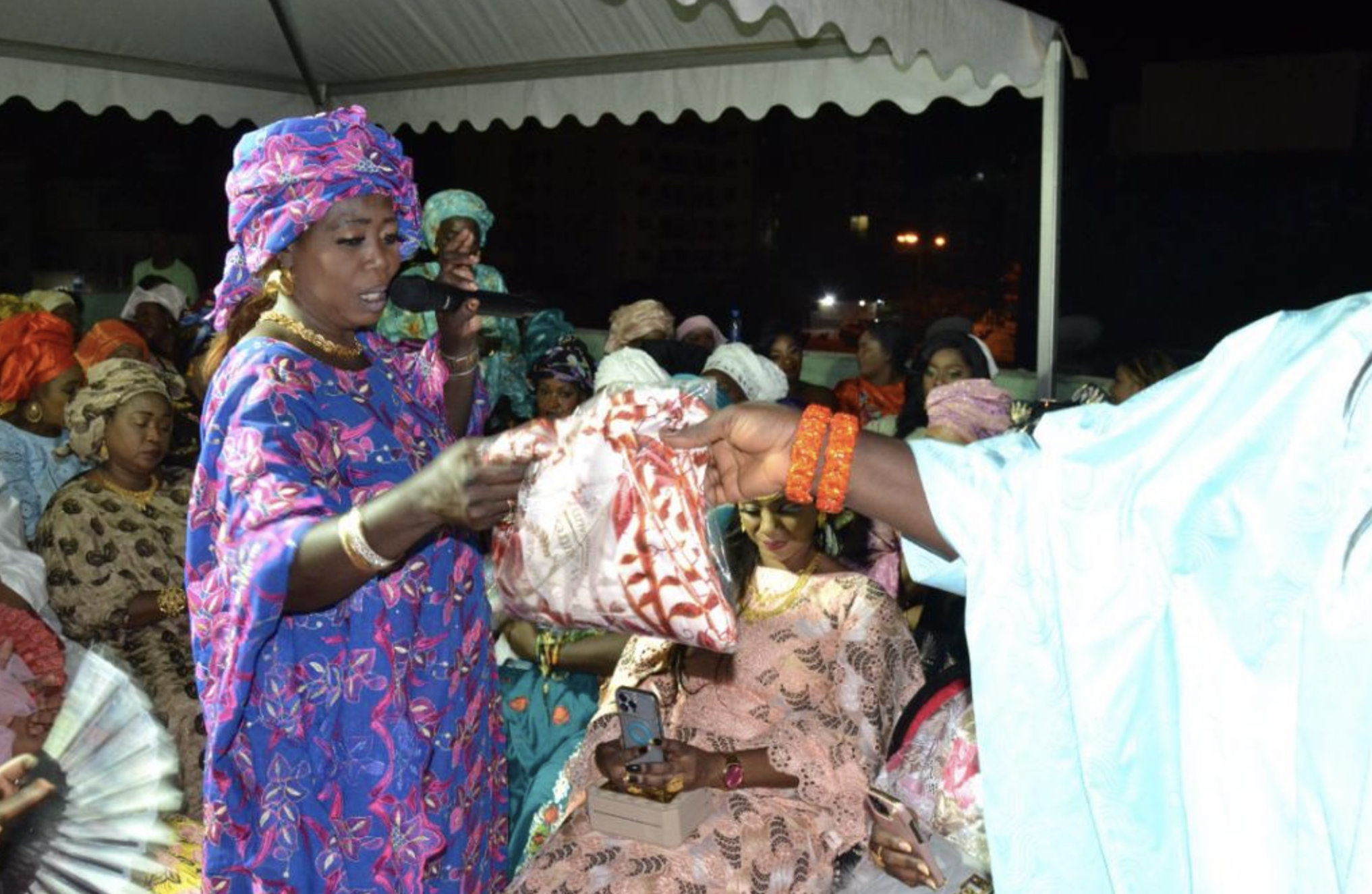 Une pluie d or et de bijoux au YEEBBI de la belle fille du président Mbagnick Diop à sa belle mère Diatou Sane