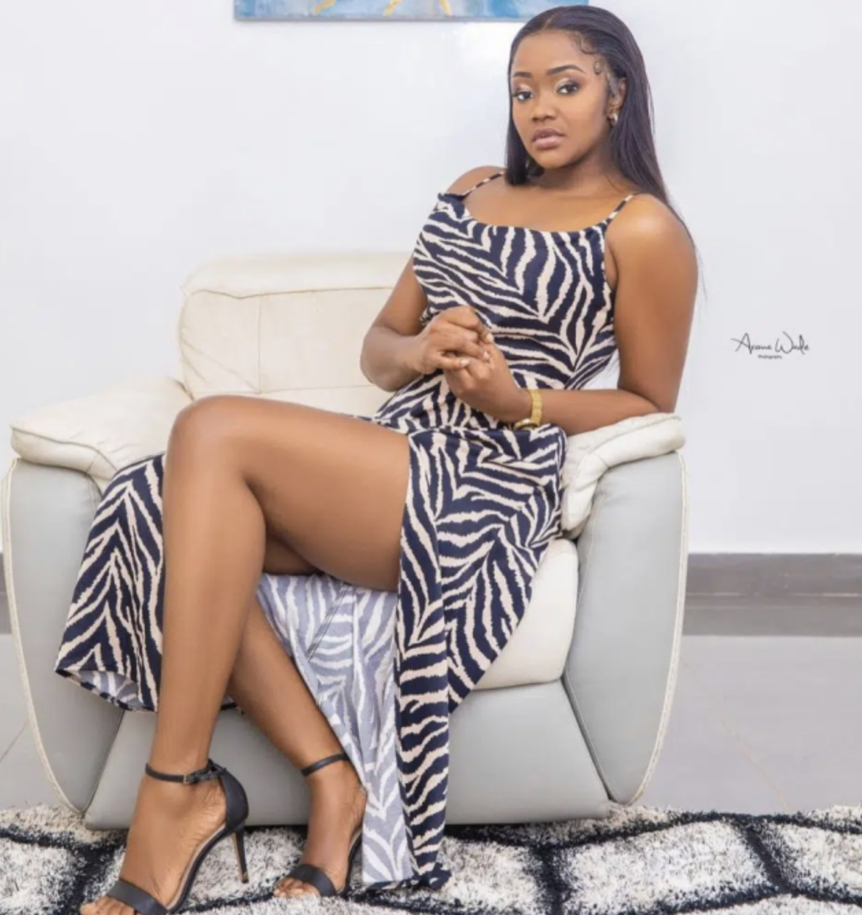 Vêtue d’une robe $£xy, la charmante Fama Thioune exhibe ses jolies jambes