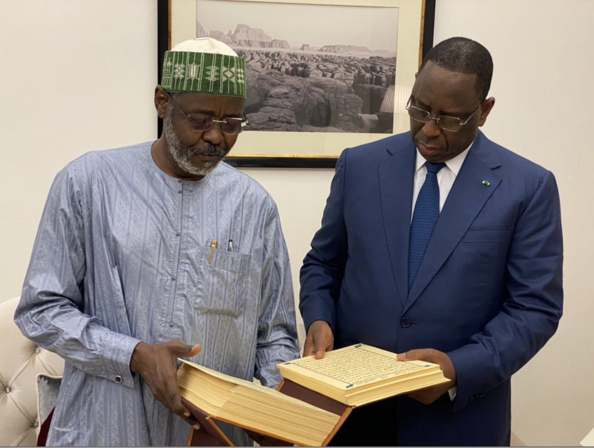 Tchad: Le président du dialogue national offre un coran écrit à la main au Président Sall