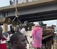 Dakar: Chute spectaculaire d’un camion d’ordures sur le pont de la VDN 3