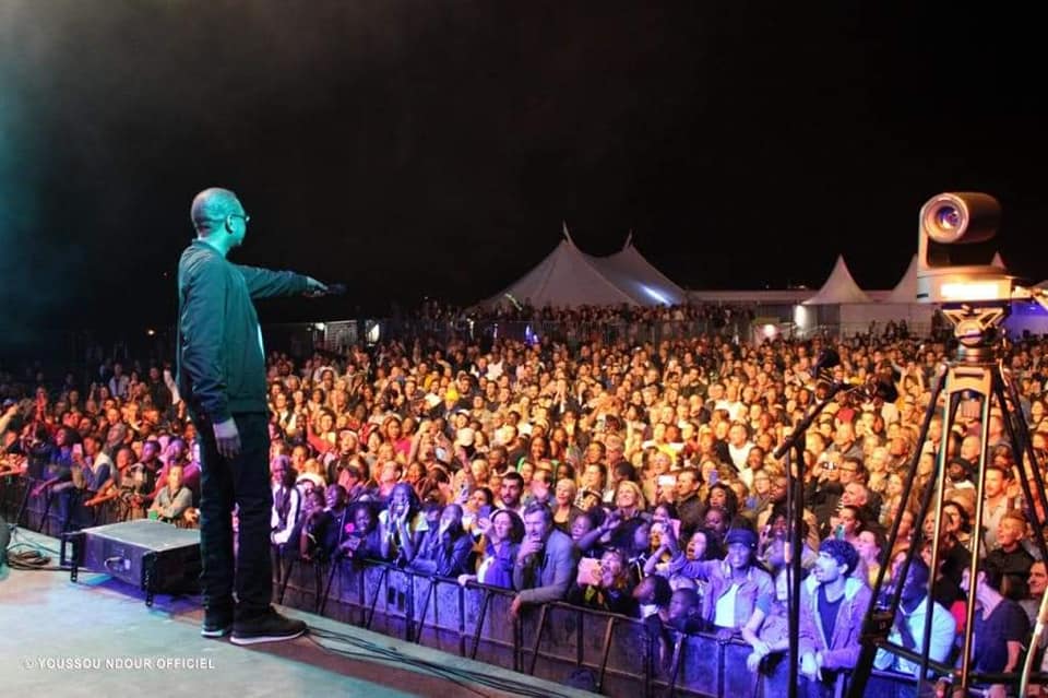 Le roi Youssou Ndour montre le chemin des grandes victoires  Africaines aux  lions du football.