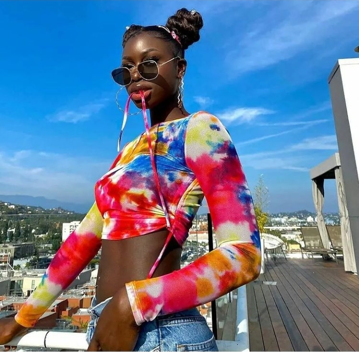 Percing au nombril, crop-top, Diarra Sylla très stylée et décontractée