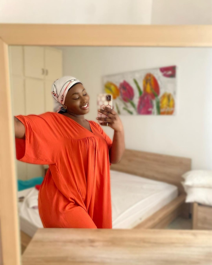 L’actrice Diarra de la série Infidèles en orange flashy séduit ses abonnés