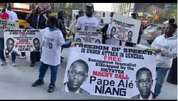 Arrestation de Pape Alé Niang : Des Sénégalais manifestent devant les locaux de CNN