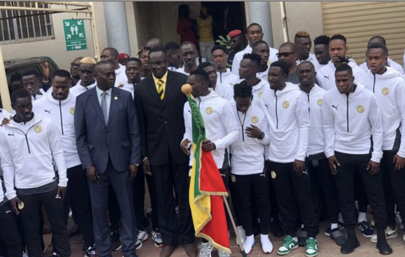 Football / CHAN 2023 : Les "Lions" locaux ont reçu le drapeau national