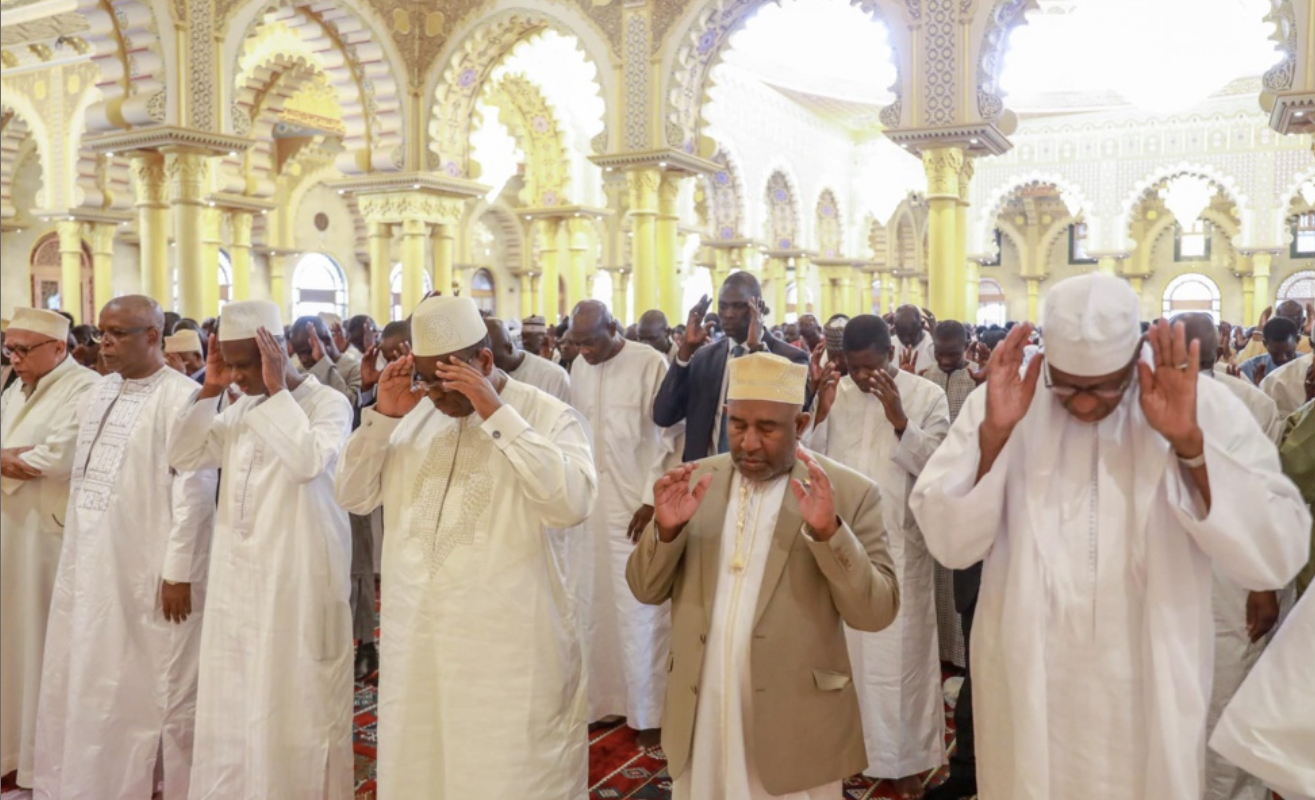 En visite au Sénégal : Azali Assoumani, le Président Comorien et le Chef de l’état Macky Sall ont prié à la Grande Mosquée Massalikoul Djinane