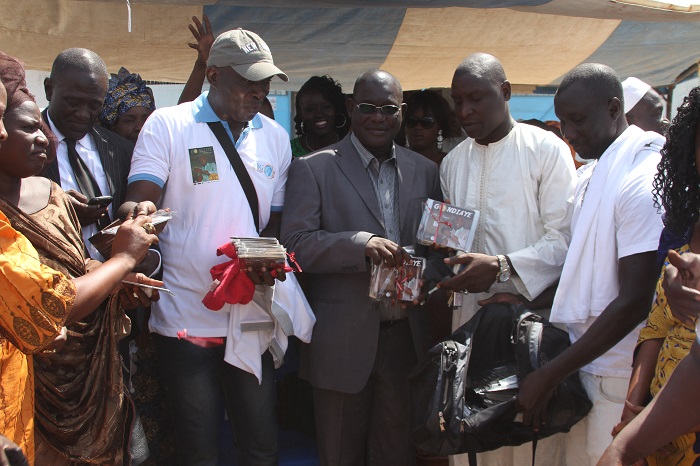 Caravane de distribution de l'album "Jelal sa temps" de Gorgui Ndiaye 1500 vendus en seule journée.Revivez les images.