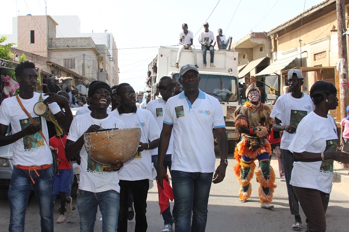 Caravane de distribution de l'album "Jelal sa temps" de Gorgui Ndiaye 1500 vendus en seule journée.Revivez les images.