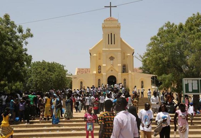 Chemin de croix à la Cité Soprim : Les catholiques de la communauté Saint Michel, rappellent les dures péripéties de Jésus-Christ