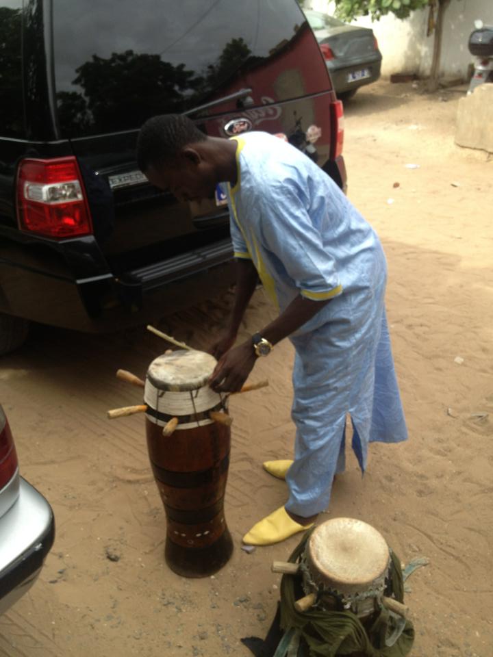 Le percussionniste de Pape Diouf, Assane Faye fête son anniversaire le 28 novembre à Ouakam