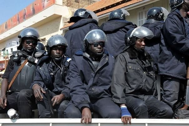 Les gendarmes interrompent le colloque du Front contre le sommet de la Francophonie