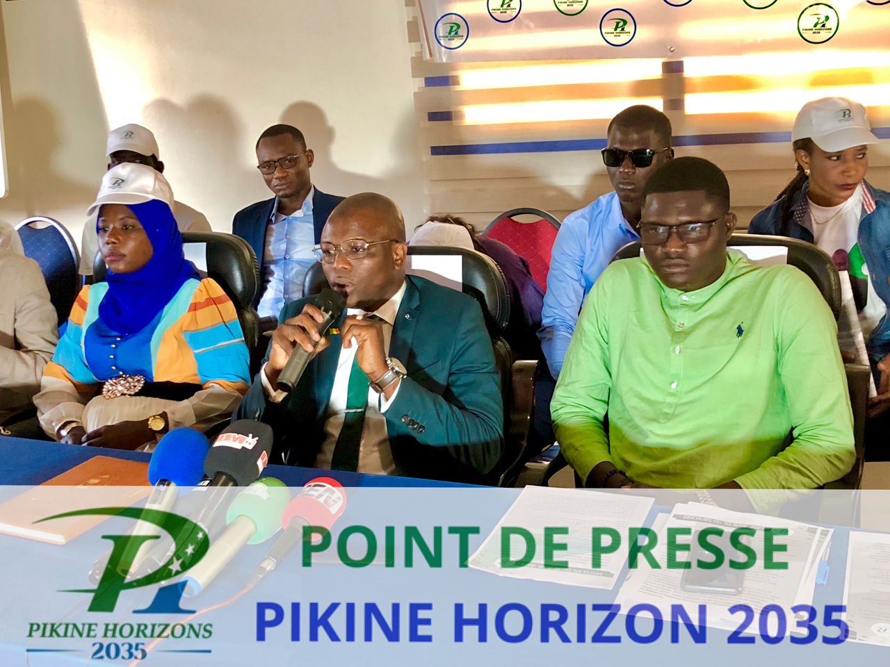 En images forte mobilisation de Cheikh Sène du Mouvement Pikine Horizons 2035 face à la presse.