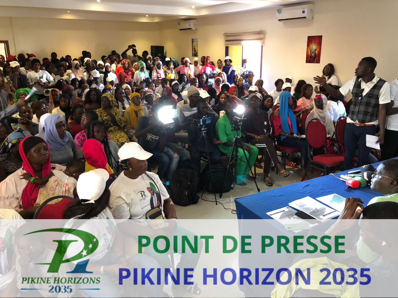 En images forte mobilisation de Cheikh Sène du Mouvement Pikine Horizons 2035 face à la presse.