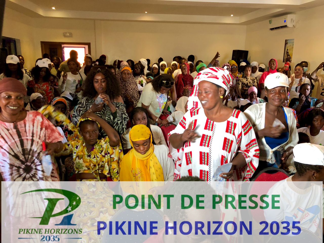 En images forte mobilisation de Cheikh Sène du Mouvement Pikine Horizons 2035 face à la presse.