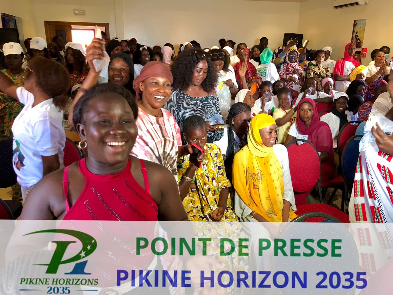 En images forte mobilisation de Cheikh Sène du Mouvement Pikine Horizons 2035 face à la presse.