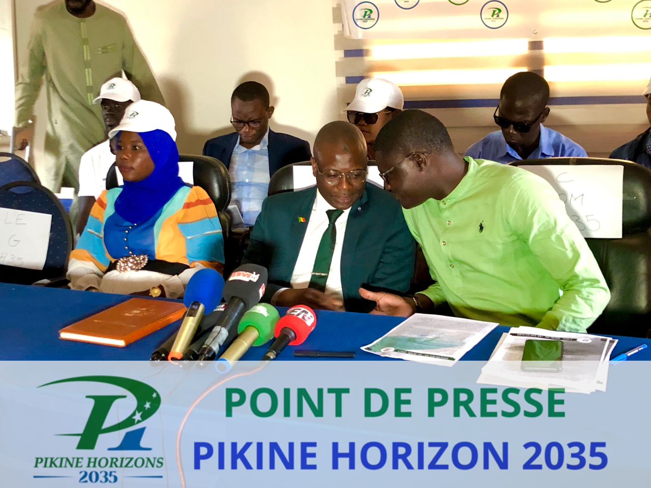 En images forte mobilisation de Cheikh Sène du Mouvement Pikine Horizons 2035 face à la presse.