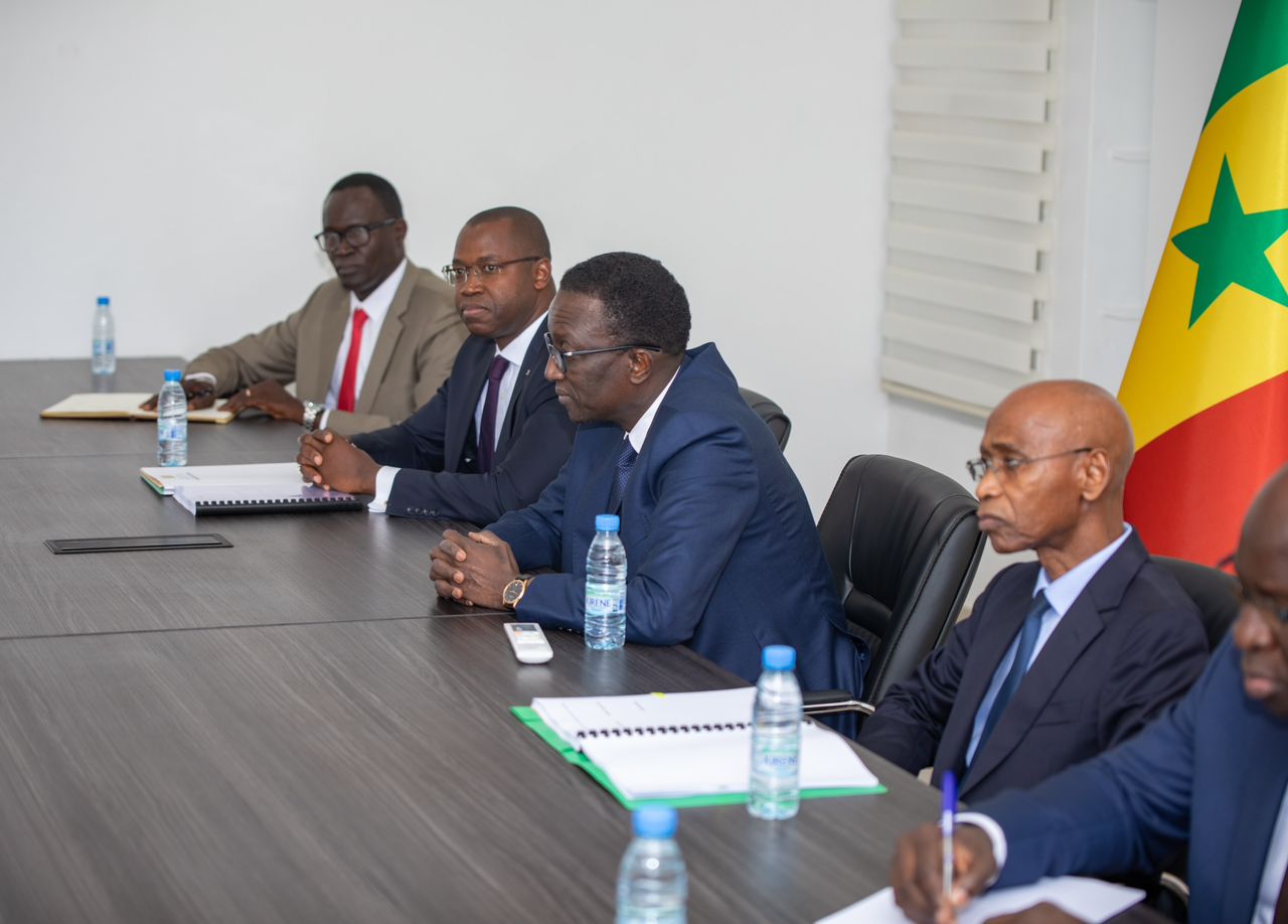 PHOTOS PASSATION DE SERVICE: Le PM Amadou Ba et les deux ministres sortants Aly Saleh Diop et Yankhoba Diattra.