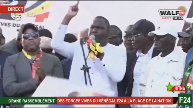 Manifestation de F24 : Khalifa Sall accueilli par un tintamarre, les leaders font bloc autour de lui