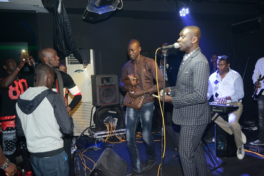 Images:Le rendez-vous dominical des Almadies  avec Pape Diouf au Baramundi du dimanche 04 janvier: C'est le "Rakkaju show"