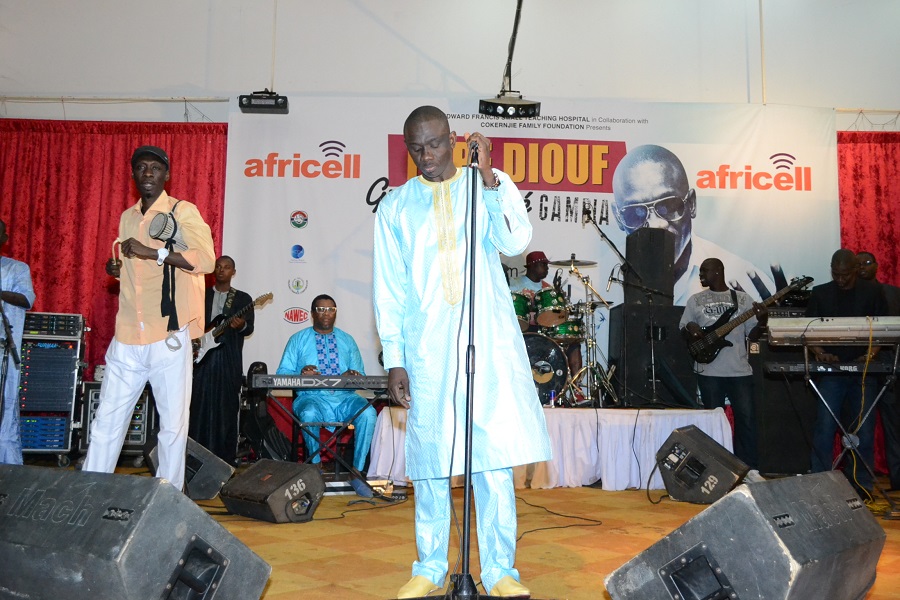 En direct de Banjul: Pape Diouf impose encore sa force en Gambie avec une soirée de gala à guichet fermé avec plus de 3979 places. Regardez