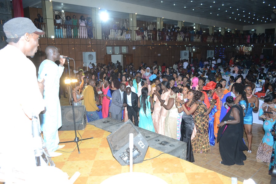 Désigné le seigneur de la musique par les Gambiens: Pape Diouf met le feu dans la salle du Pench Mi de Banjul. Regardez