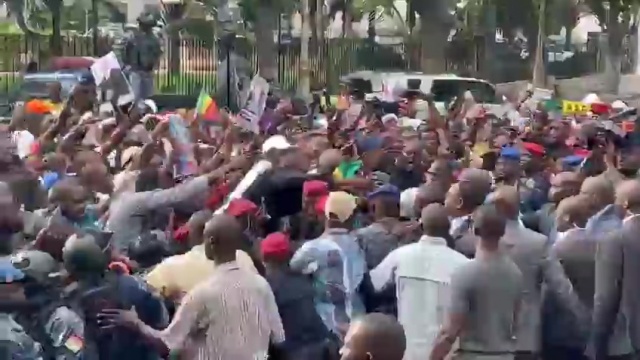 Concert d’applaudissements devant les grilles du Palais (Vidéo)