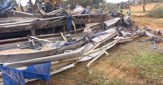 23 morts à Louga : Les premiers images du bus complètement broyé après l’accident (vidéo)