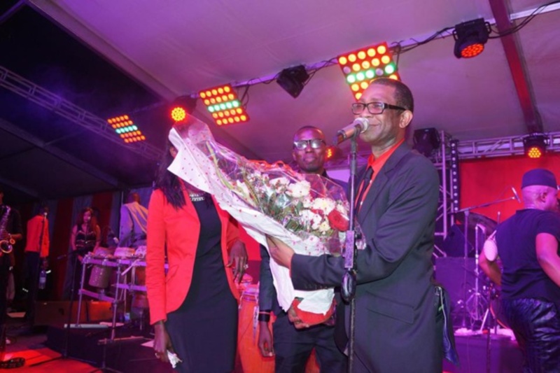 St Valentin: Youssou dour impose sa force au King Fhad Place. Regardez