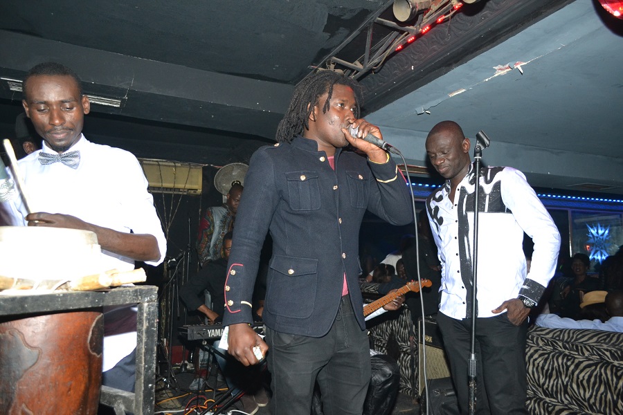 Images: Pape Diouf signe un retour explosif avec son "Show rakadiou" au Madison. Regardez