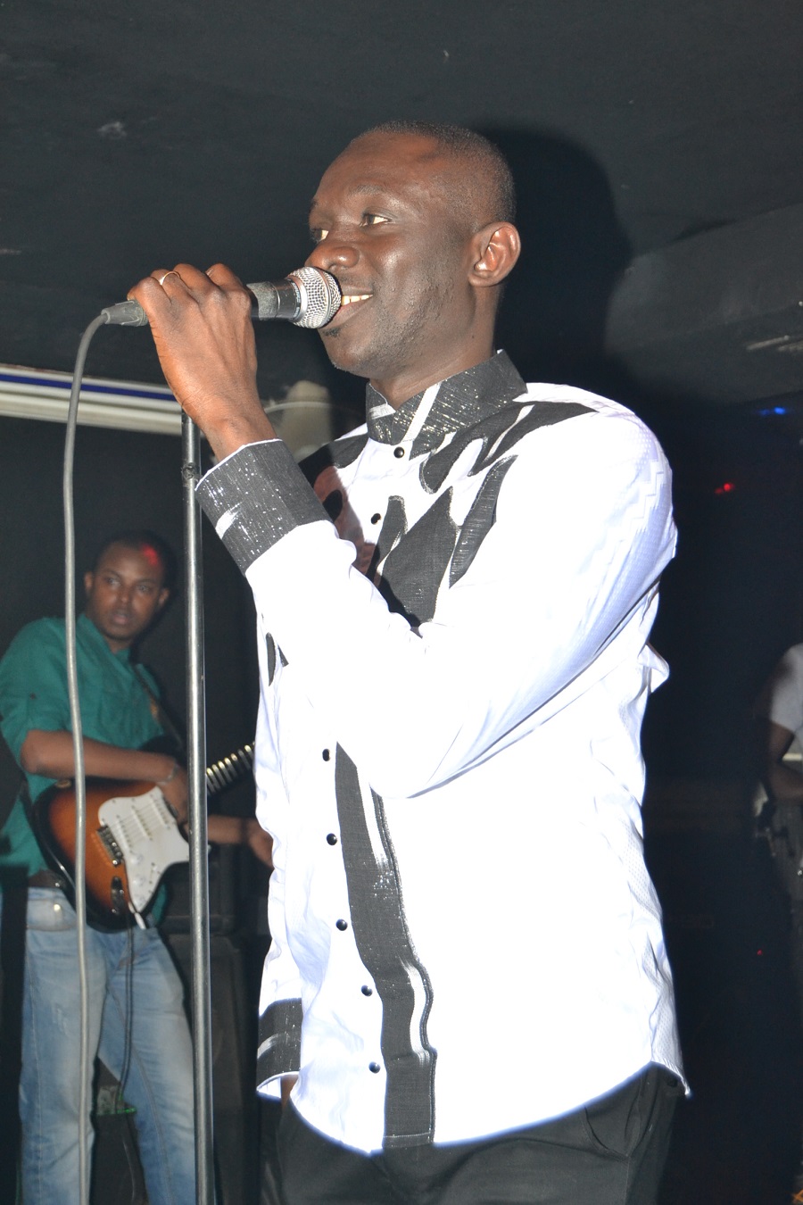 Images: Pape Diouf signe un retour explosif avec son "Show rakadiou" au Madison. Regardez