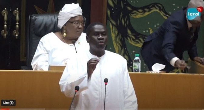 Incompatibilité de fonction ministre-mandat parlementaire : Me Oumar Youm viole l’article 54 de la Constitution en prenant part à l’élection du bureau