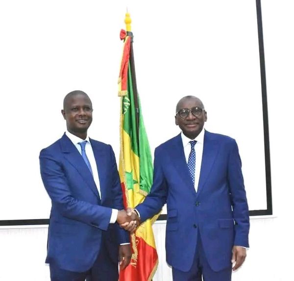  Passation de service- Le Ministre de l’Intérieur sortant, M. Antoine Félix Abdoulaye DIOME etle Ministre de l’Intérieur entrant, Me Sidiki KABA,