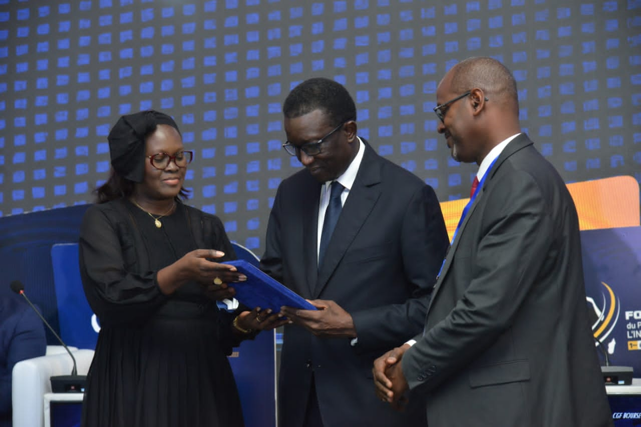 REMISE DE LA DISTINCTION DE LA CGF BOURSE PAR LE PM AMADOU BA