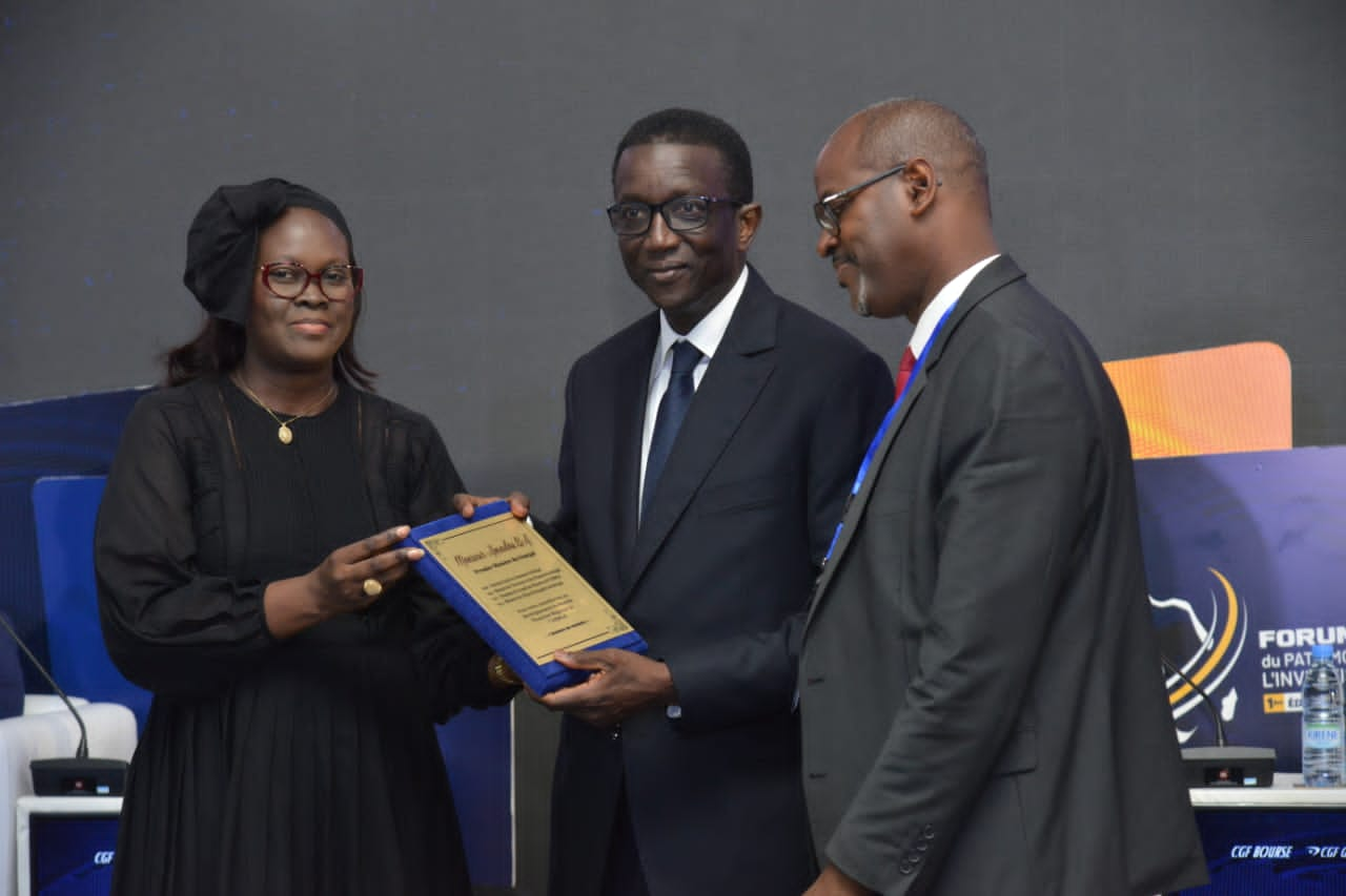 REMISE DE LA DISTINCTION DE LA CGF BOURSE PAR LE PM AMADOU BA