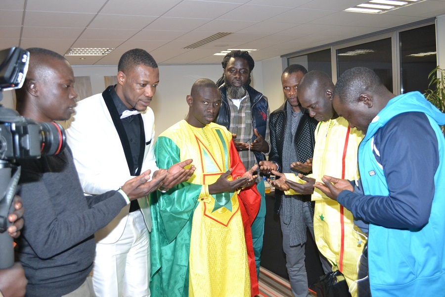 20 Photos: A guichet fermé: Pape Diouf réussit son pari devant 8000 téléspectateurs au Dock de Pullman.