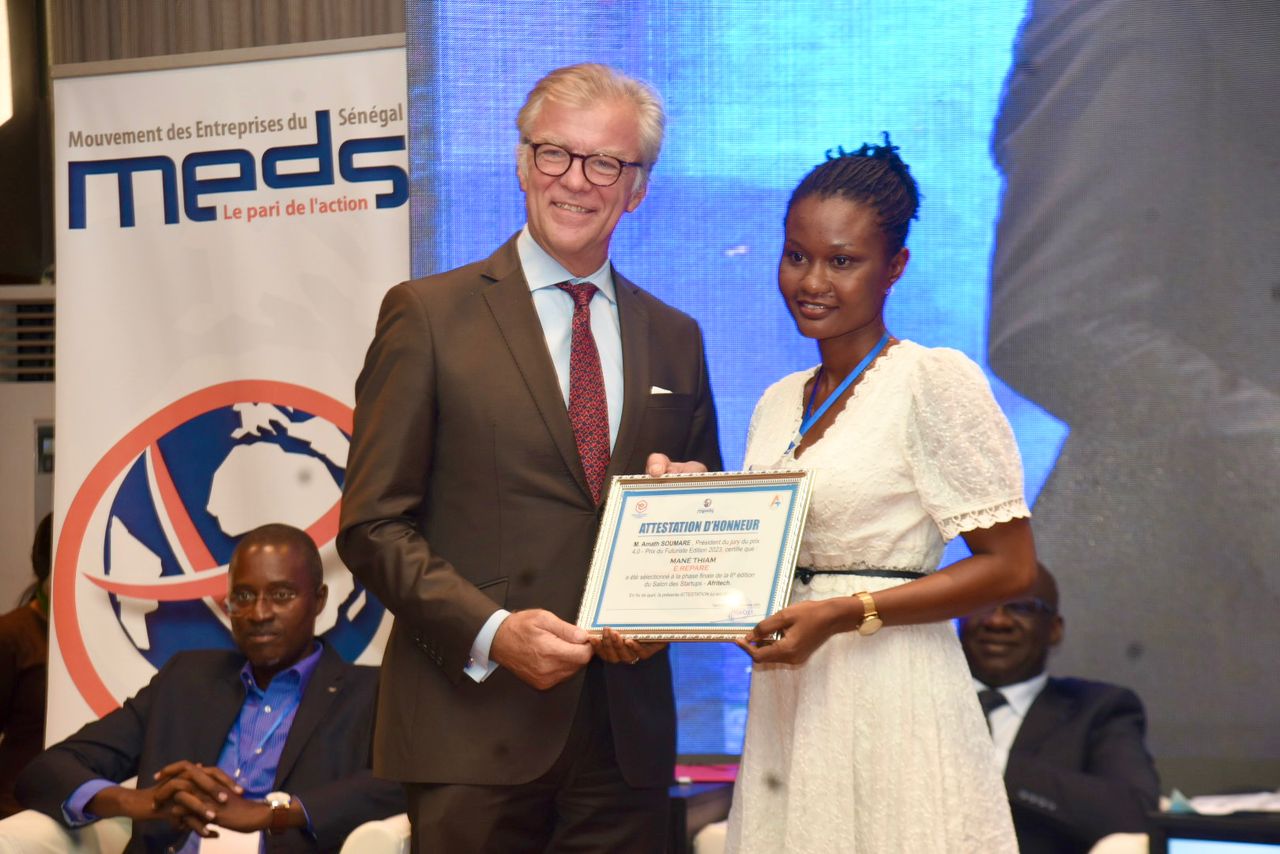 Remise d'attestations d'honneur et les prix aux récipiendaires de la 6eme éditions des Star-up AFRITECH avec le MEDS en collaboration avec le CJES.