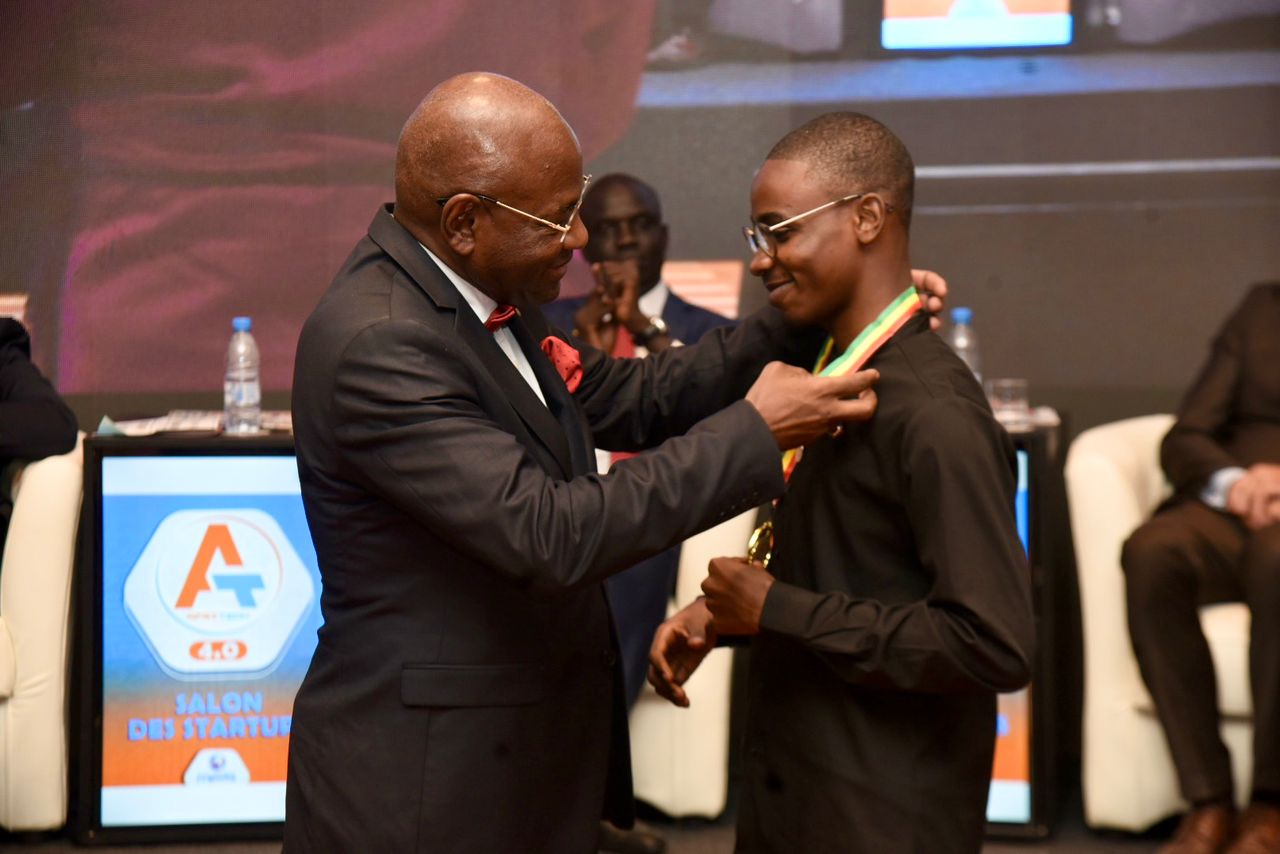 Remise d'attestations d'honneur et les prix aux récipiendaires de la 6eme éditions des Star-up AFRITECH avec le MEDS en collaboration avec le CJES.