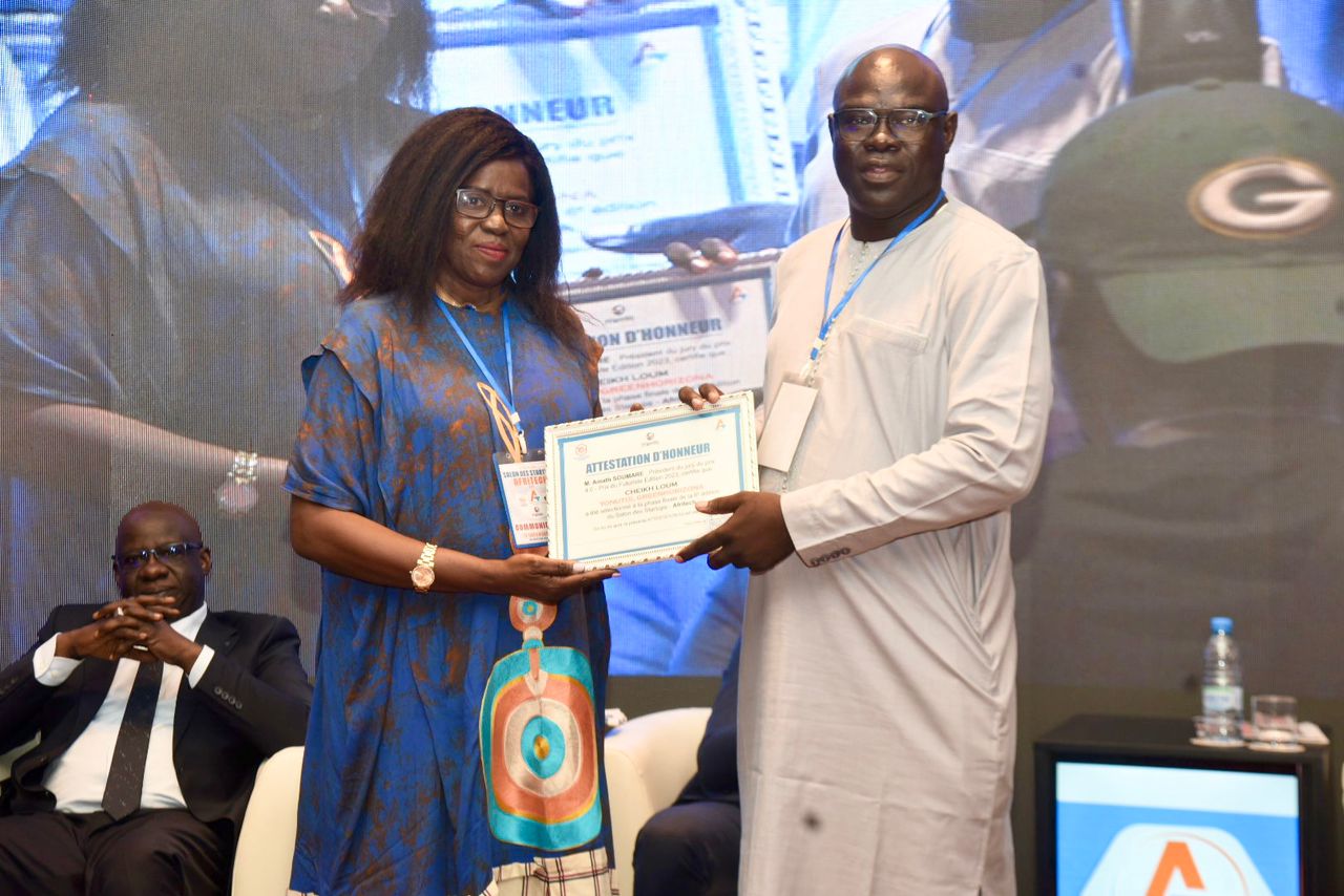 Remise d'attestations d'honneur et les prix aux récipiendaires de la 6eme éditions des Star-up AFRITECH avec le MEDS en collaboration avec le CJES.