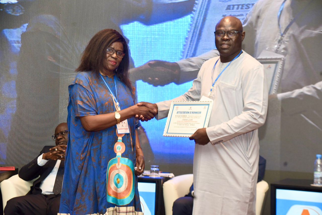 Remise d'attestations d'honneur et les prix aux récipiendaires de la 6eme éditions des Star-up AFRITECH avec le MEDS en collaboration avec le CJES.