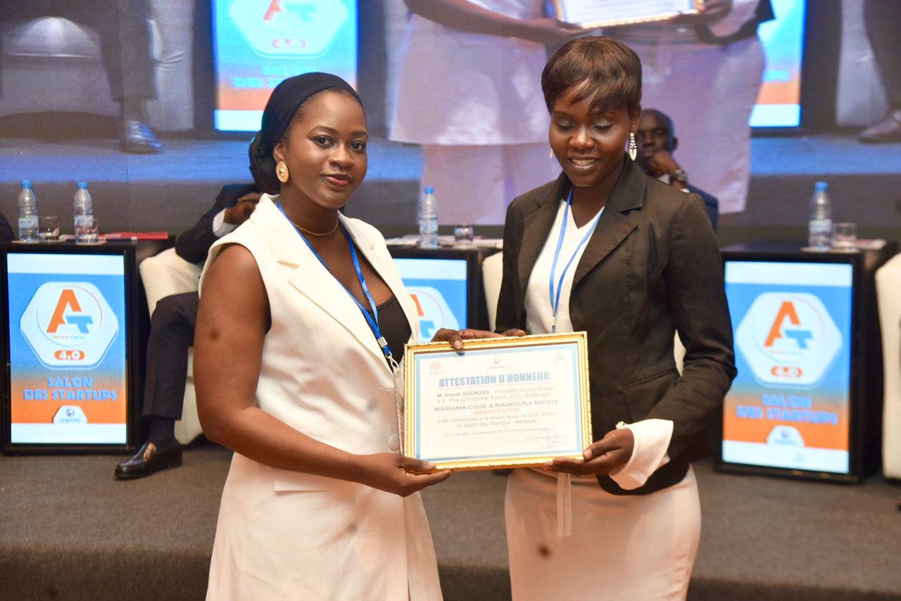 Remise d'attestations d'honneur et les prix aux récipiendaires de la 6eme éditions des Star-up AFRITECH avec le MEDS en collaboration avec le CJES.