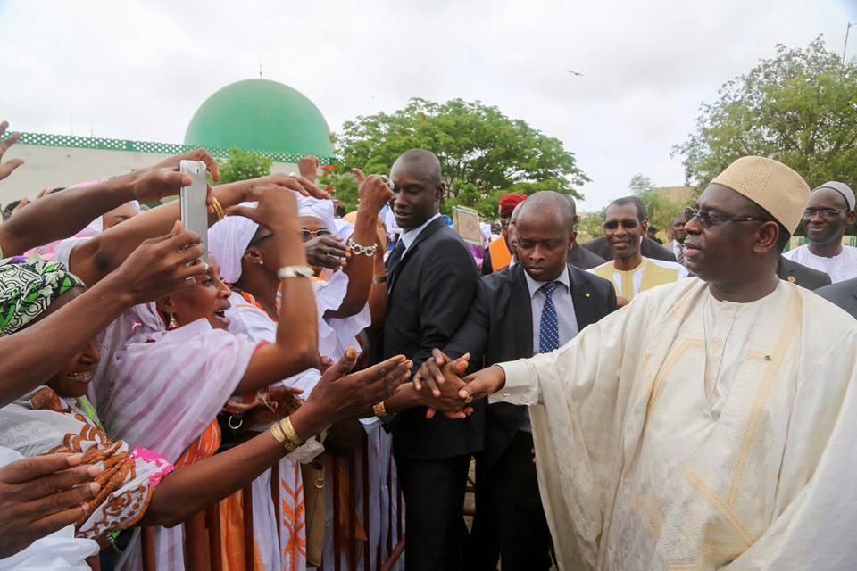 Macky Sall, honore Chérif Mamine Aïdara en effectuant la…