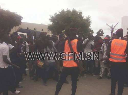 Visite de Macky Sall à l’Ucad – Des étudiants avec des brassards rouges interdits d’accès au stade par les forces de l’ordreVisite de Macky Sall à l’Ucad – Des étudiants avec des brassards rouges interdits d’accès au stade par les forces de l’ordre