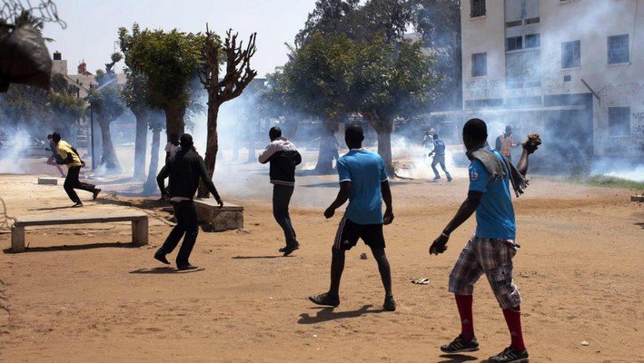 En direct de l’Ucad: Des rafales de pierres sur le véhicule de Macky Sall