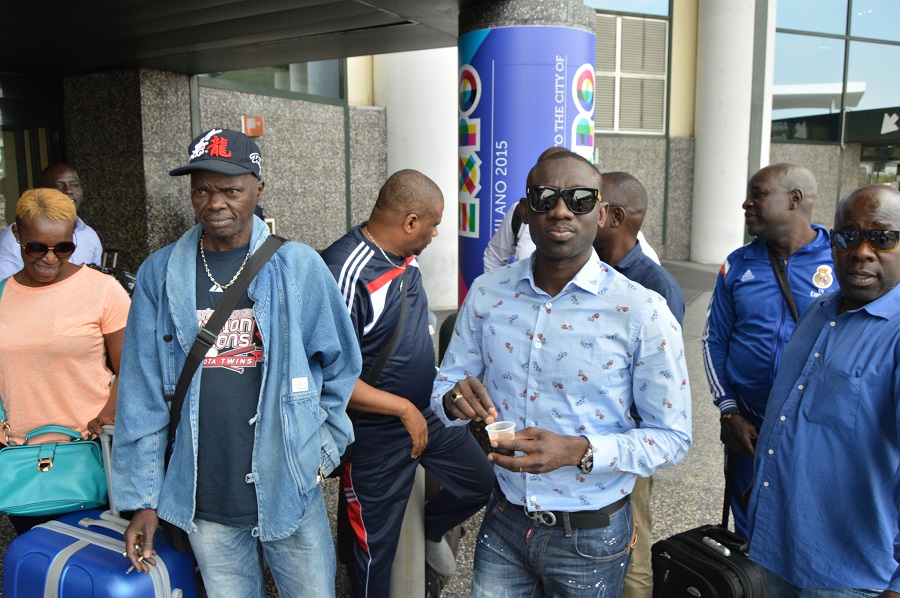 Photos + vidéo . Arrivée de la génération consciente de Pape Diouf en Italie pour le grand bégué de Brescia ce vendredi 14 Août à la Discotéca The World. Regardez l'ambiance à l'aéroport de Malpensa