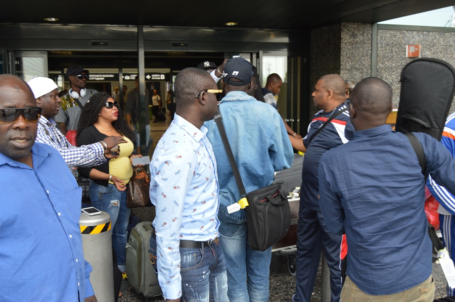 Photos + vidéo . Arrivée de la génération consciente de Pape Diouf en Italie pour le grand bégué de Brescia ce vendredi 14 Août à la Discotéca The World. Regardez l'ambiance à l'aéroport de Malpensa