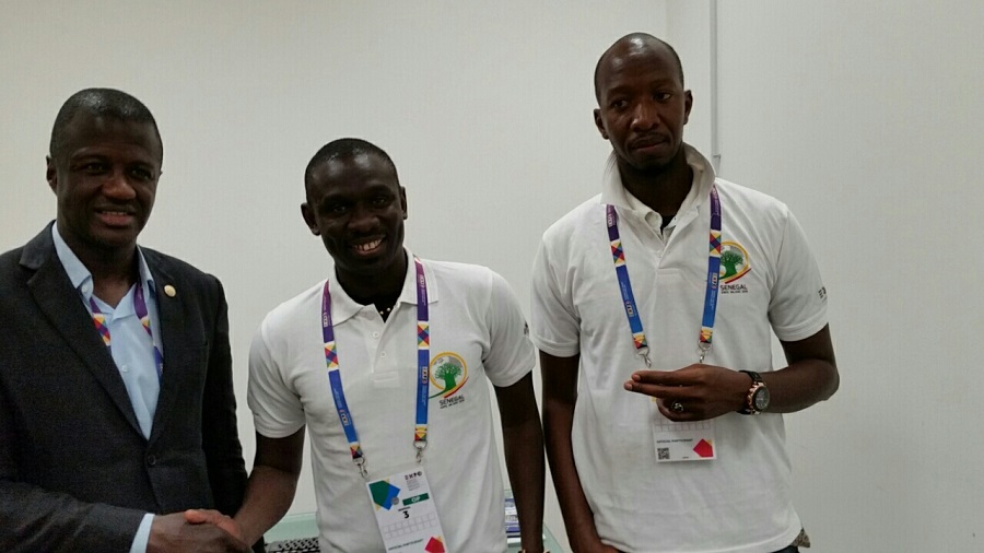 Expos de Milan 2015, Le Docteur Malick Diop reçoit Pape Diouf au stand du Sénégal.