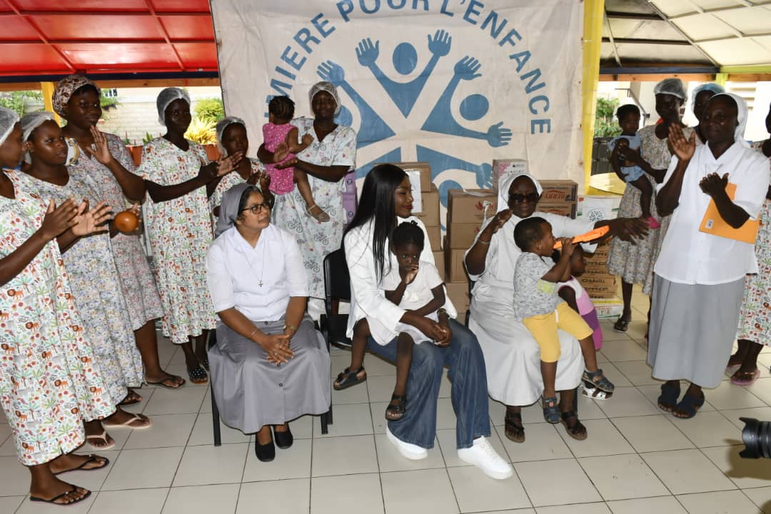 COUMBA GAWLO EN COMMUNION AVEC LES ENFANTS DE LA POUPONNIÈRE DES SOEURS FRANCISCAINES DE MÉDINA